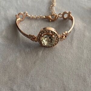 Elegant Gold Bracelet with Crystal Accent